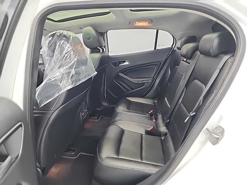 Mercedes Benz GLA Class - Vista 12