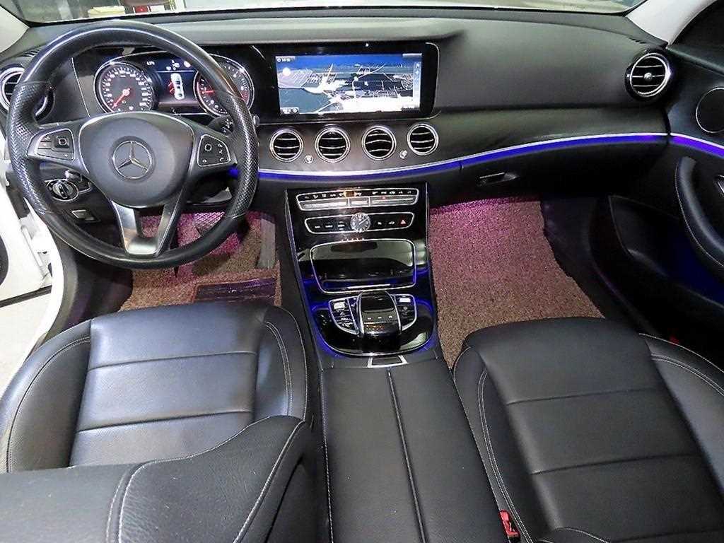 Mercedes Benz E class - Vista 8