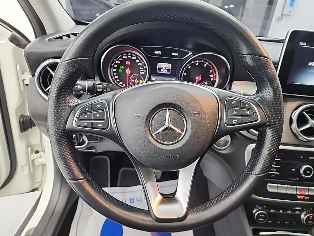Mercedes Benz GLA Class - Vista 9