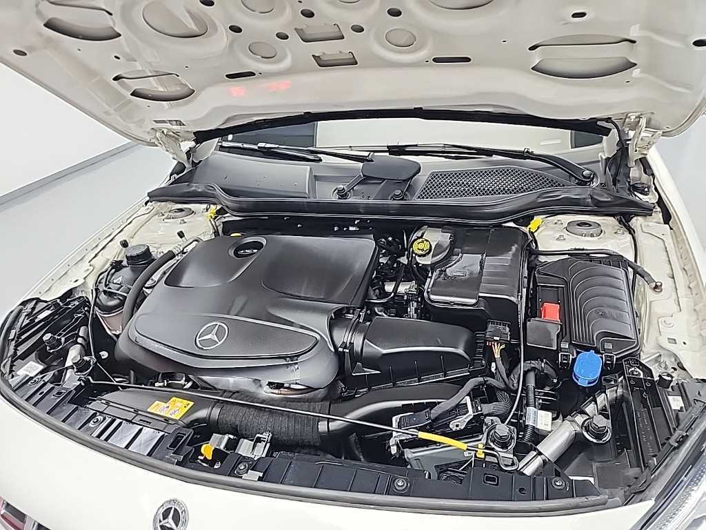 Mercedes Benz GLA Class - Vista 5