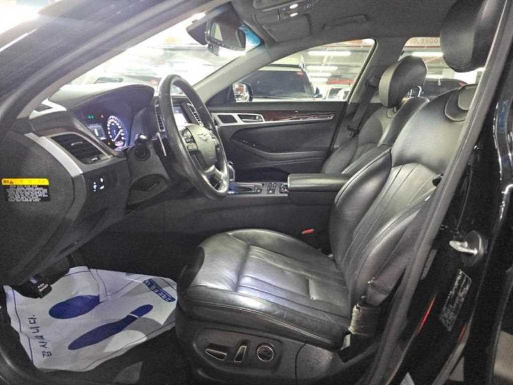 HYUNDAI Genesis - Vista 6