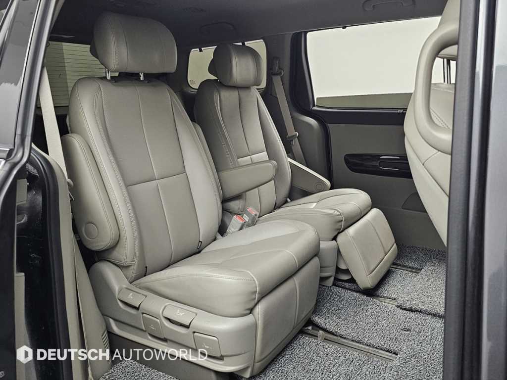 KIA Carnival - Vista 12