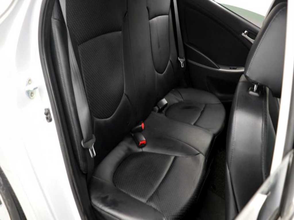 HYUNDAI Accent - Vista 6