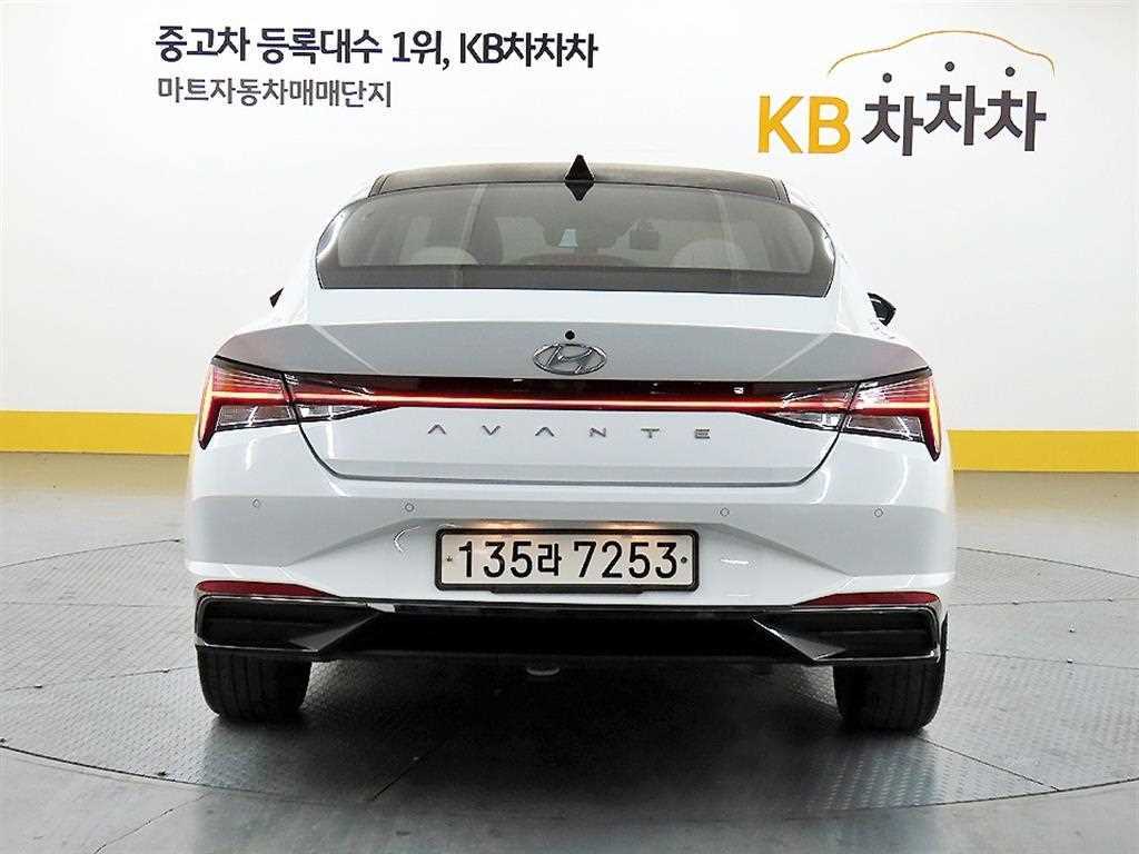 HYUNDAI Avante - Vista 3