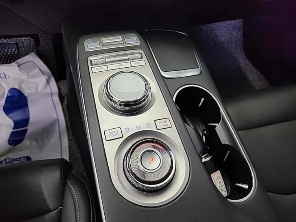 Genesis GV70 - Vista 8