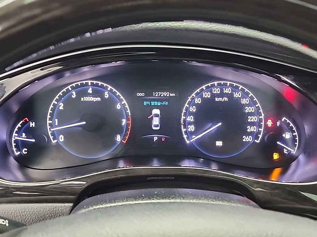 HYUNDAI Genesis - Vista 6