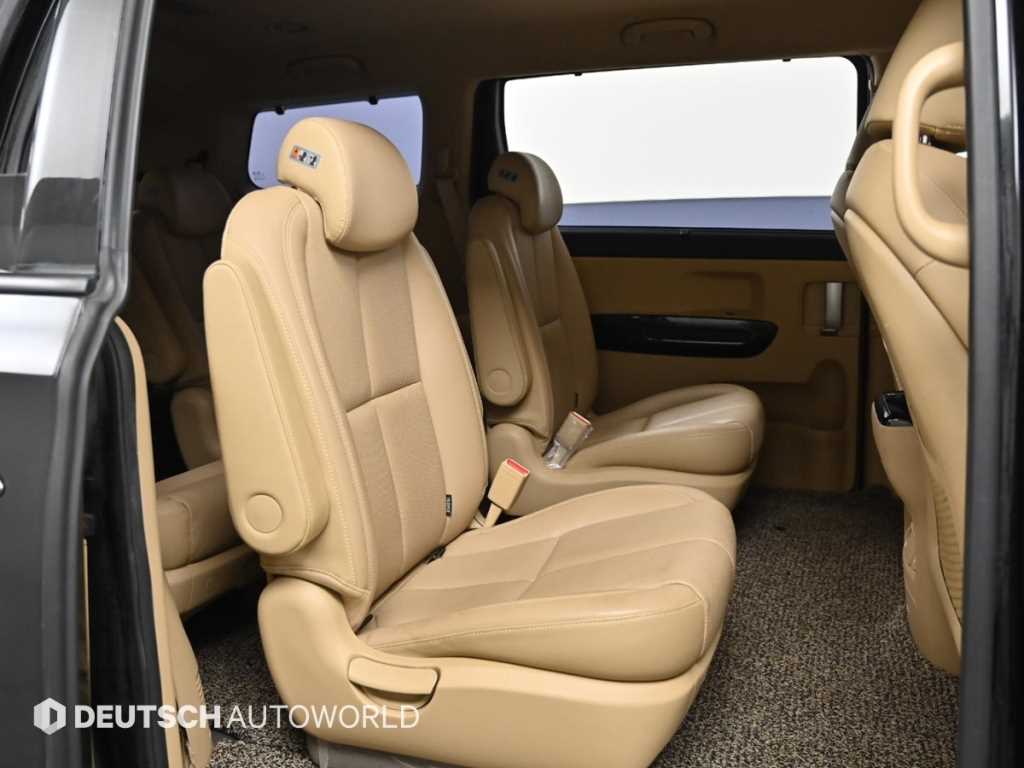 KIA Carnival - Vista 12