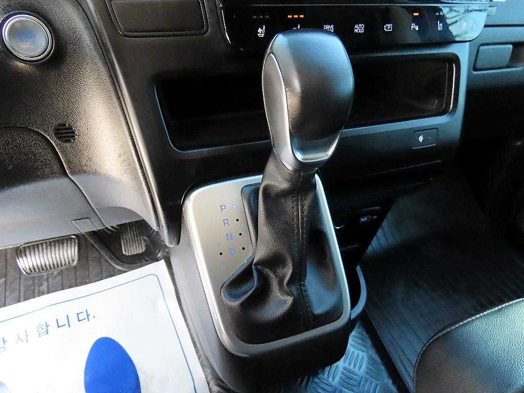 HYUNDAI Staria - Vista 10