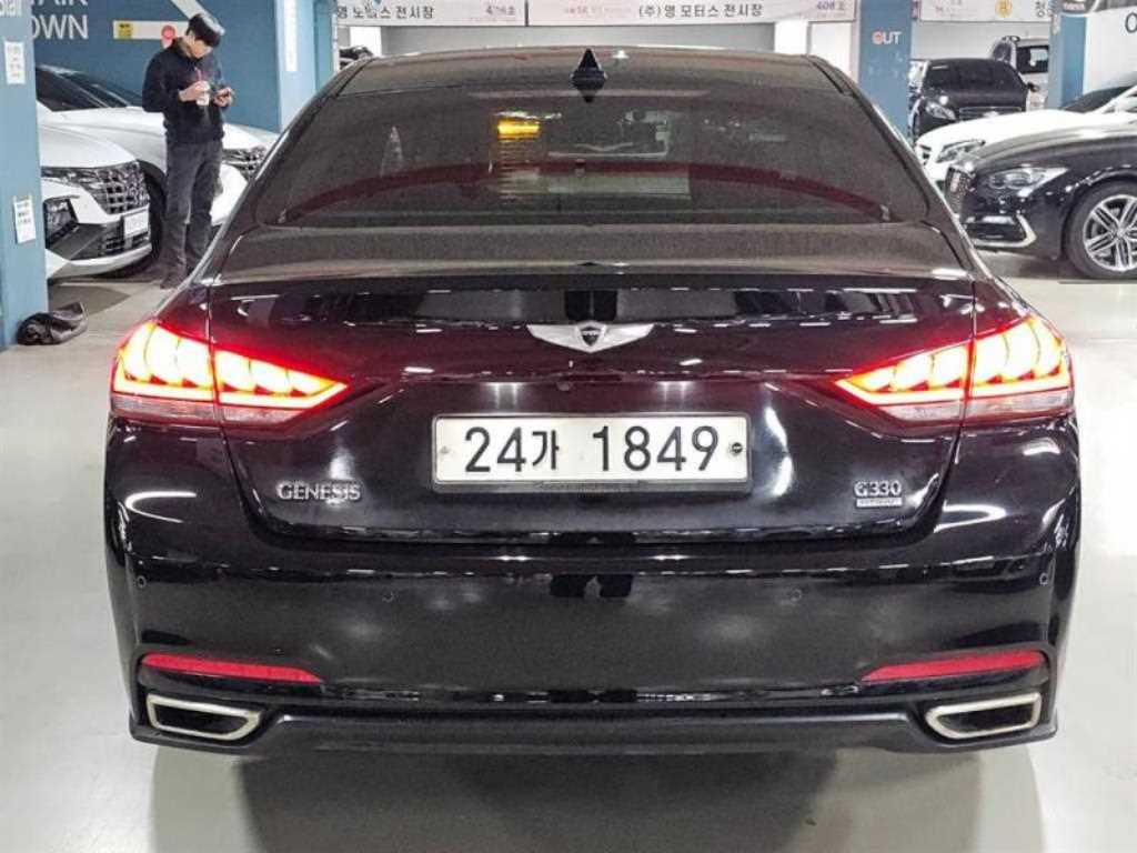 HYUNDAI Genesis - Vista 4