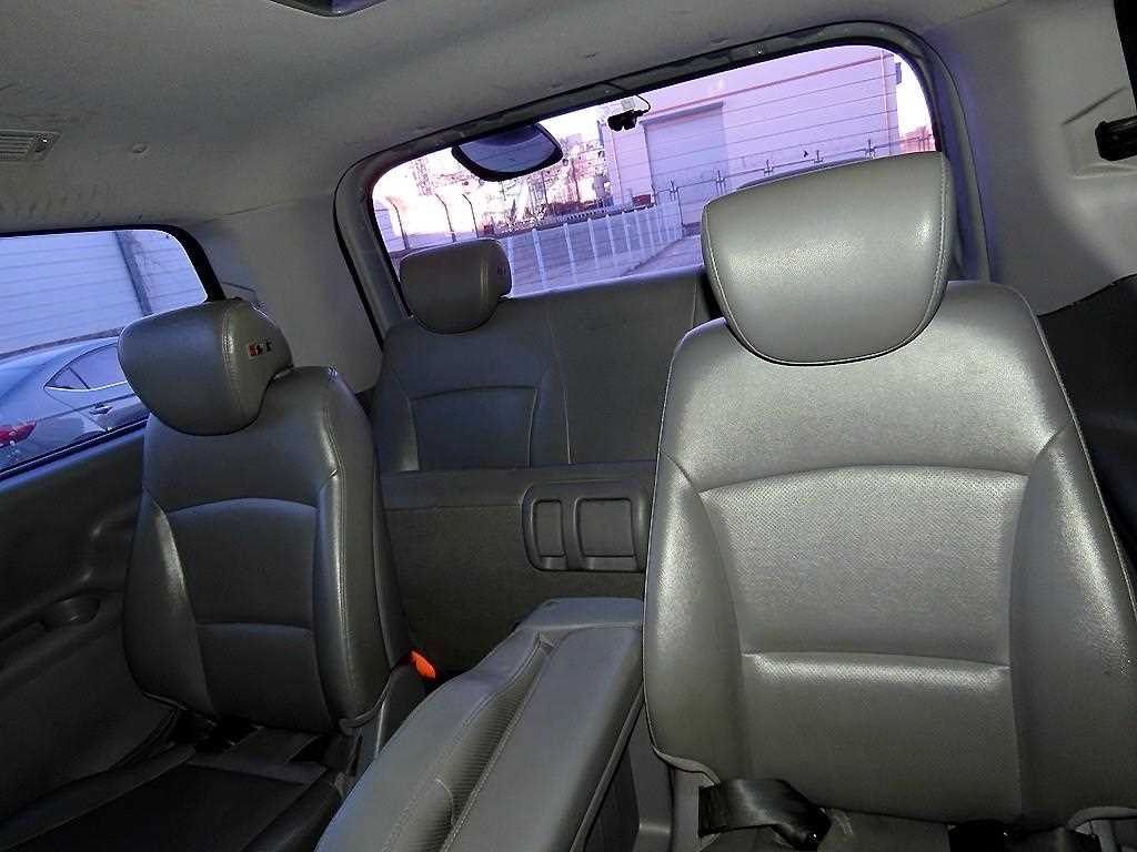 HYUNDAI Starex - Vista 7