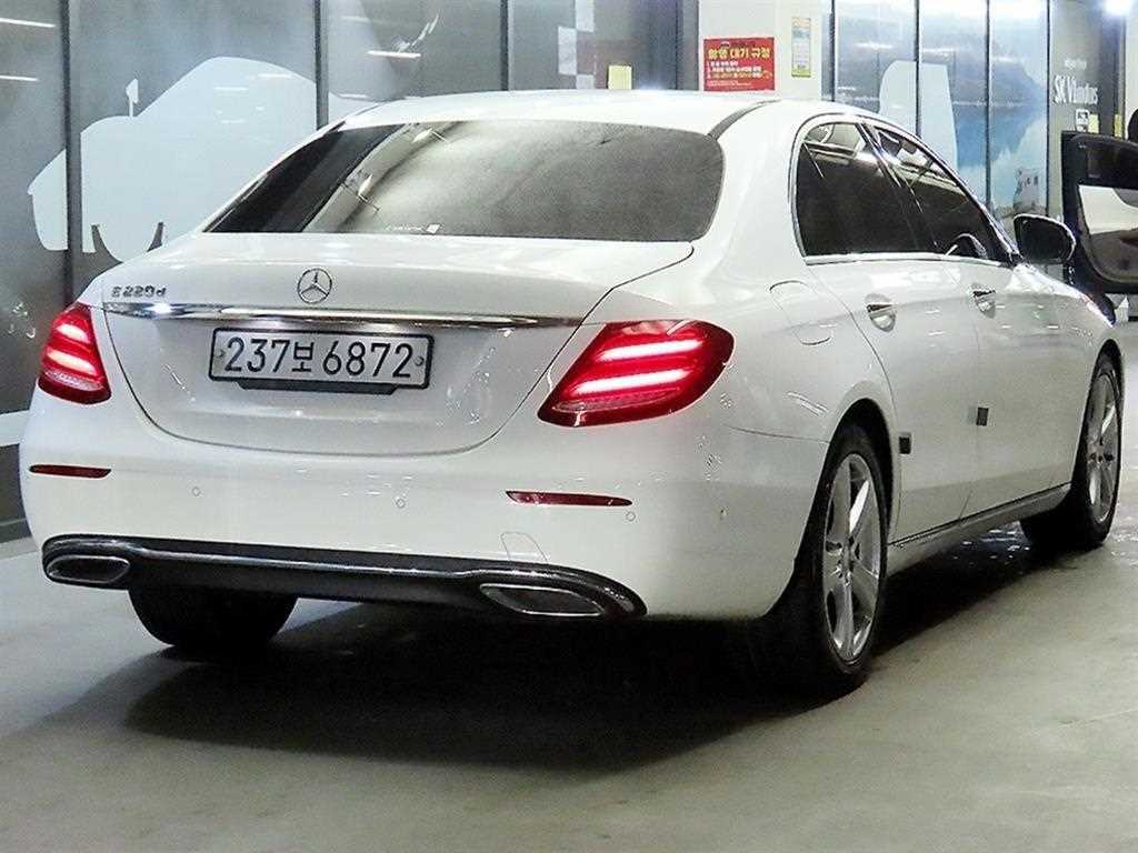 Mercedes Benz E class - Vista 4