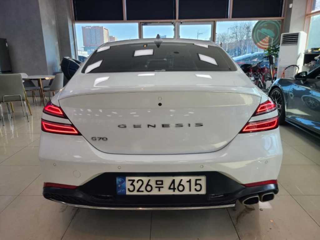 Genesis G70 - Vista 4