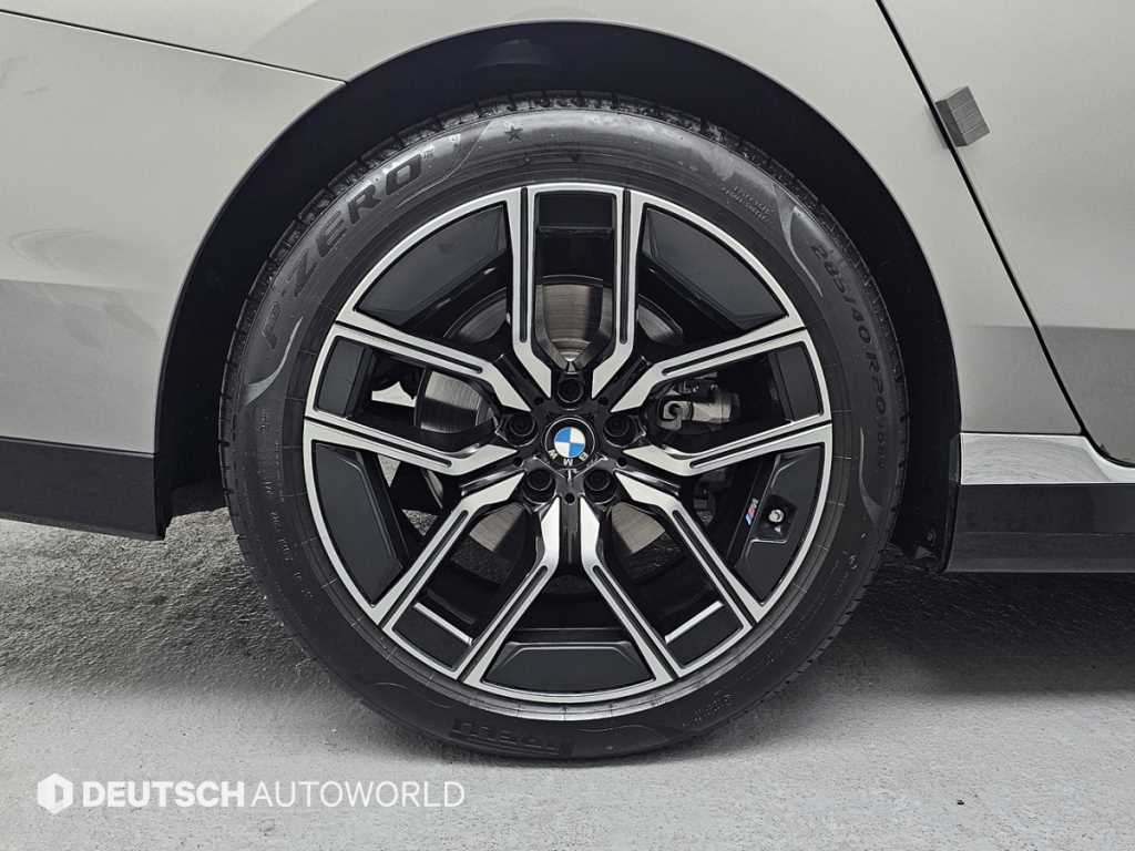 BMW 7 Series - Vista 5