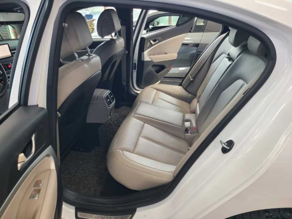 Genesis G70 - Vista 6