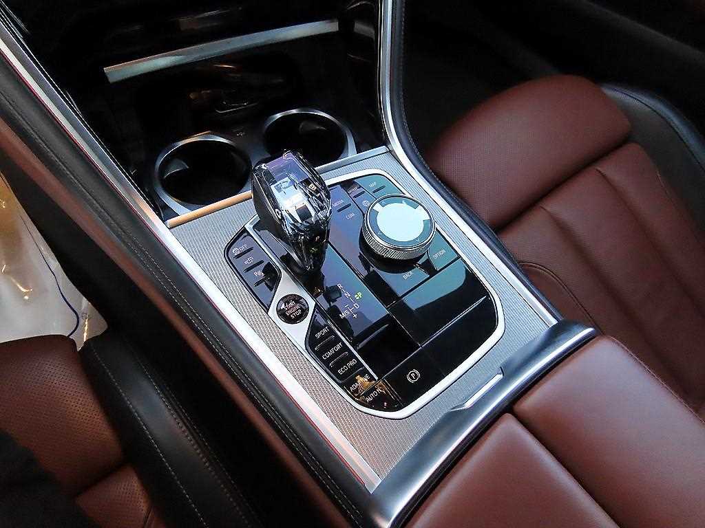 BMW 8 Series - Vista 10