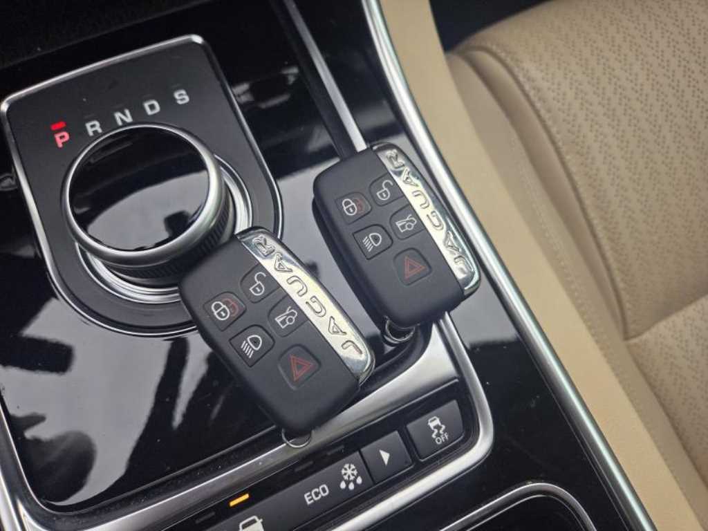 Jaguar XF - Vista 12