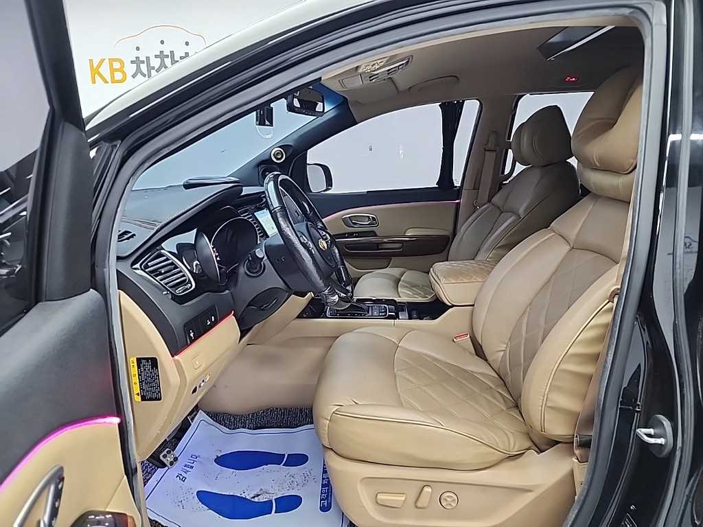 KIA Carnival - Vista 11