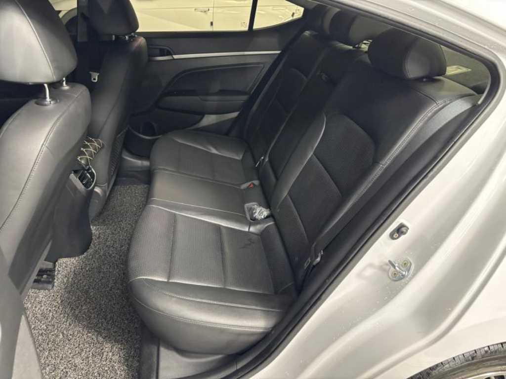 HYUNDAI Avante - Vista 8