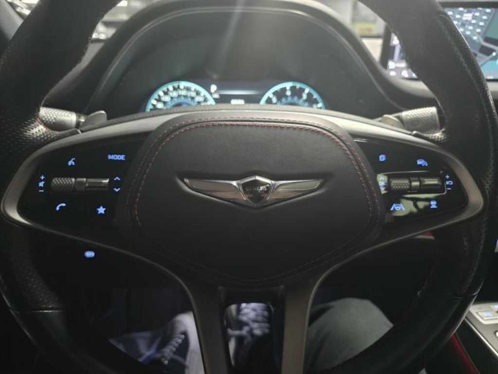 Genesis GV70 - Vista 8