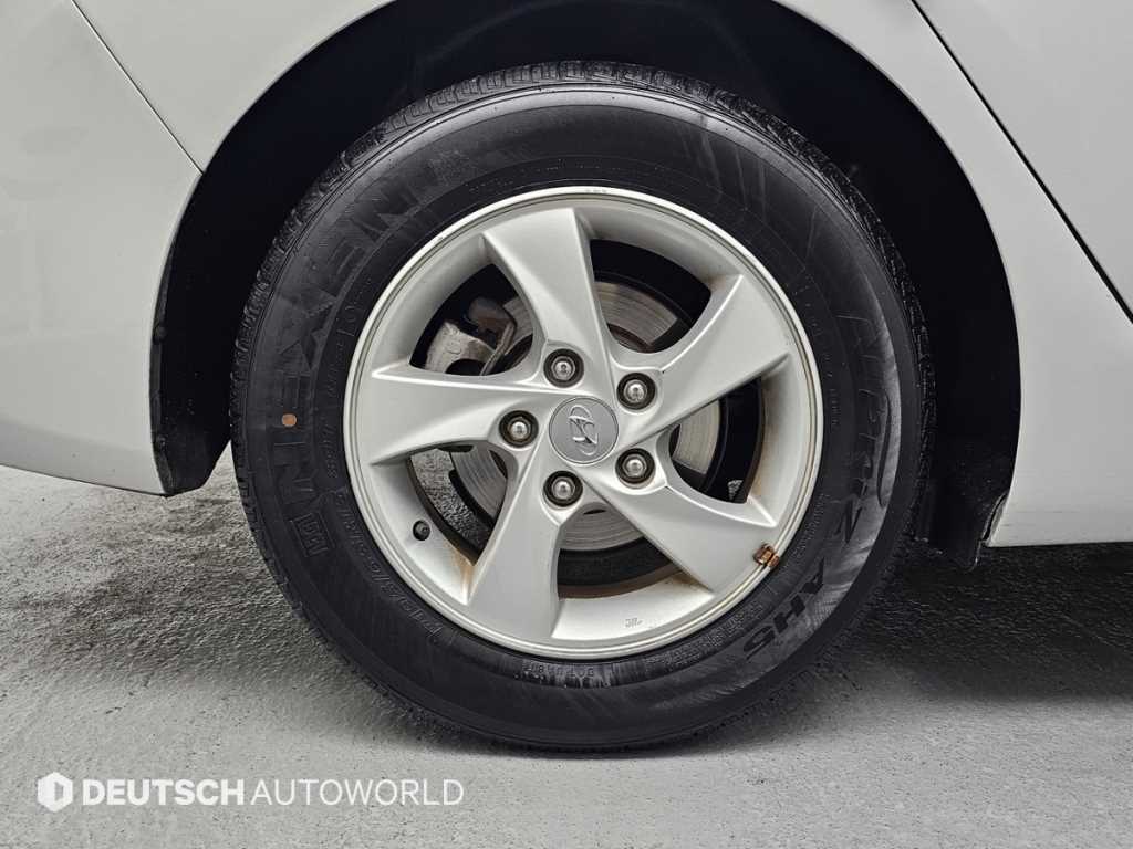 HYUNDAI Avante - Vista 5