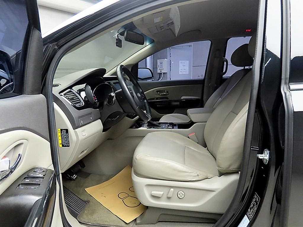 KIA Carnival - Vista 5