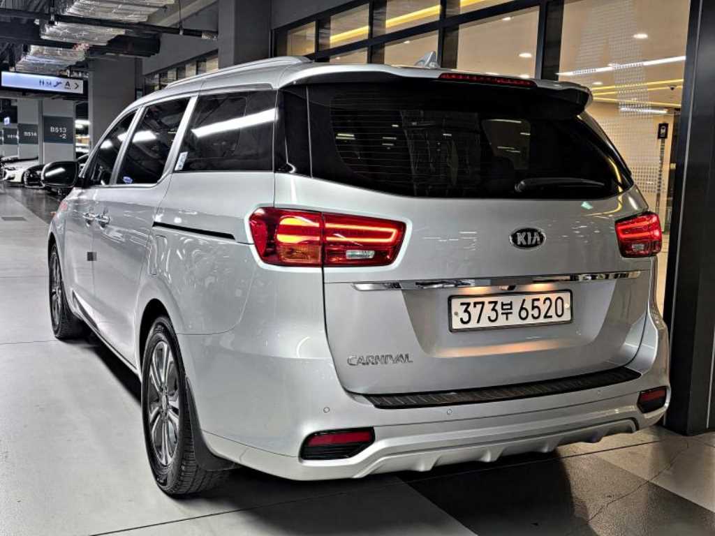 KIA Carnival - Vista 4