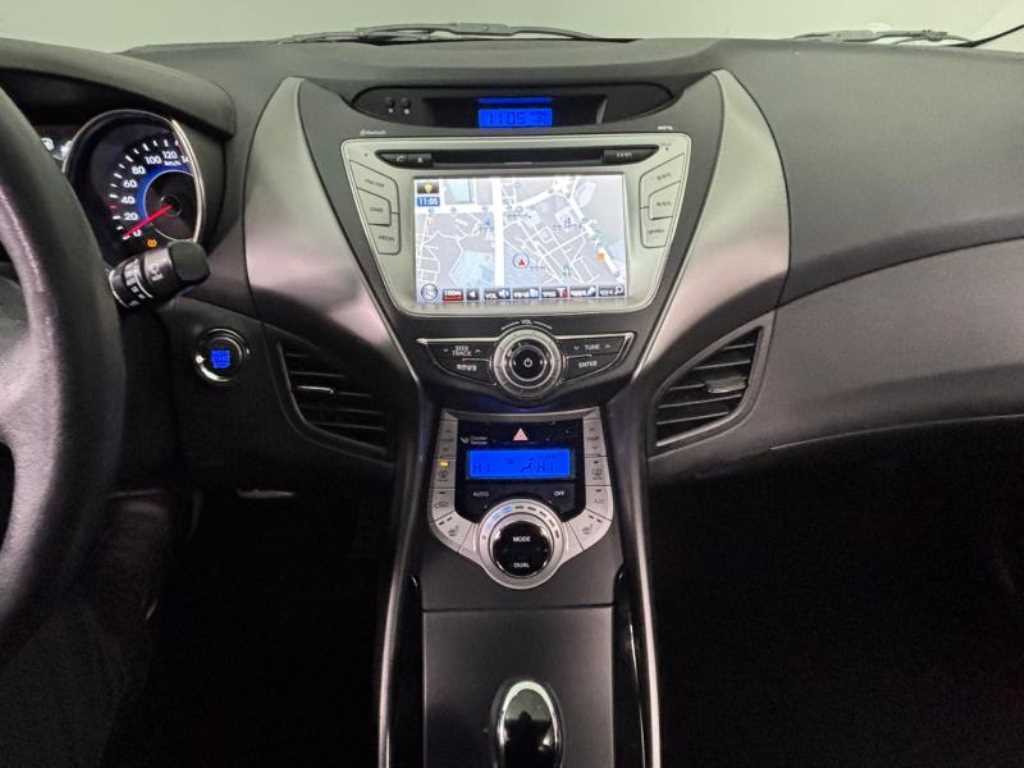 HYUNDAI Avante - Vista 10