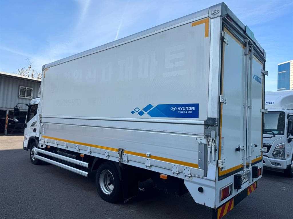 medium and large cargo truck - Vista 5