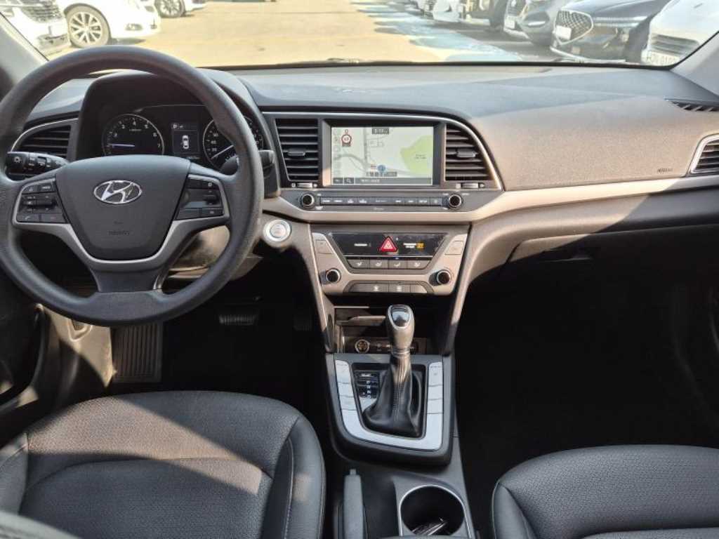 HYUNDAI Avante - Vista 10