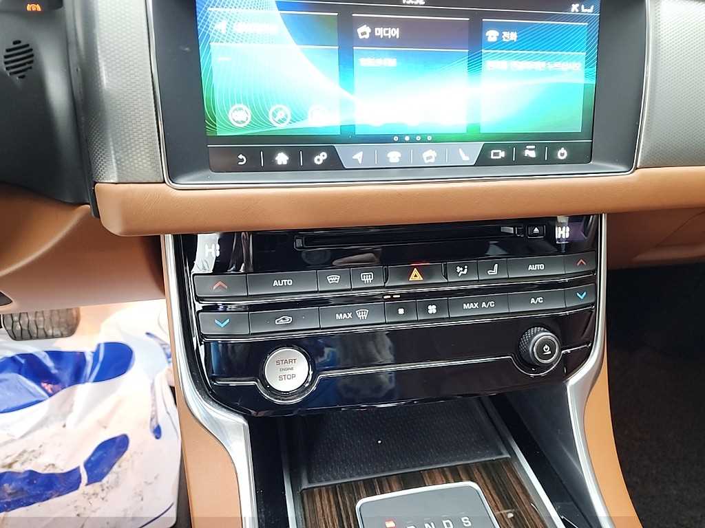 Jaguar XF - Vista 10