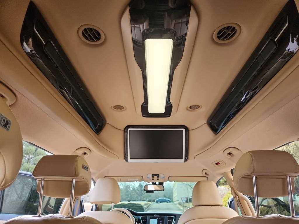 KIA Carnival - Vista 11