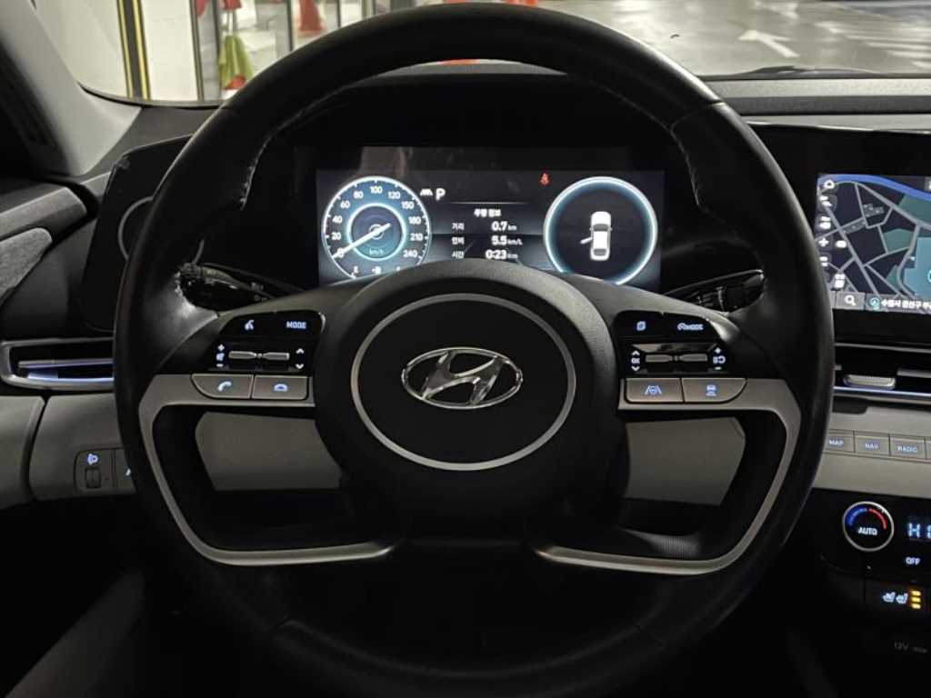 HYUNDAI Avante - Vista 10