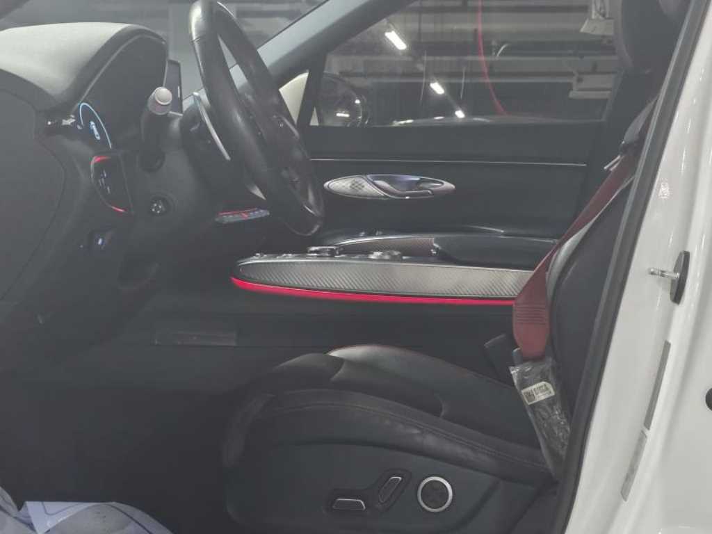 Genesis GV70 - Vista 5