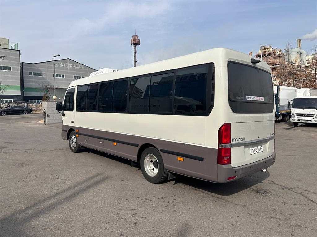 medium and large bus Hyundai bus - Vista 4