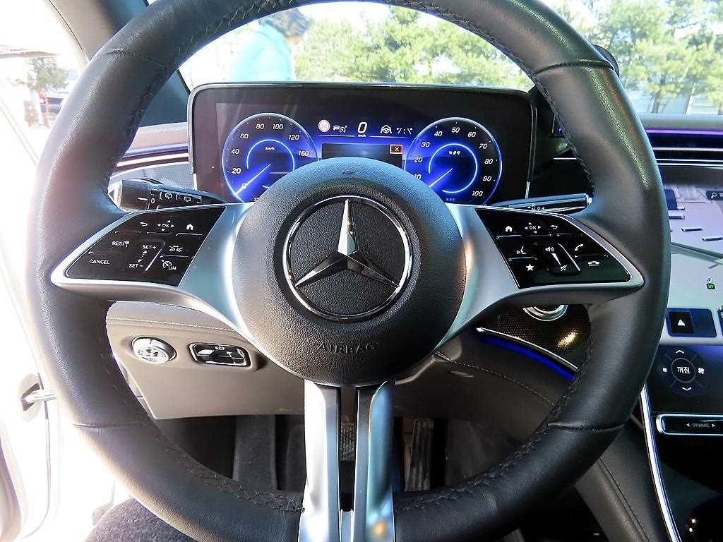 Mercedes Benz EQE - Vista 8