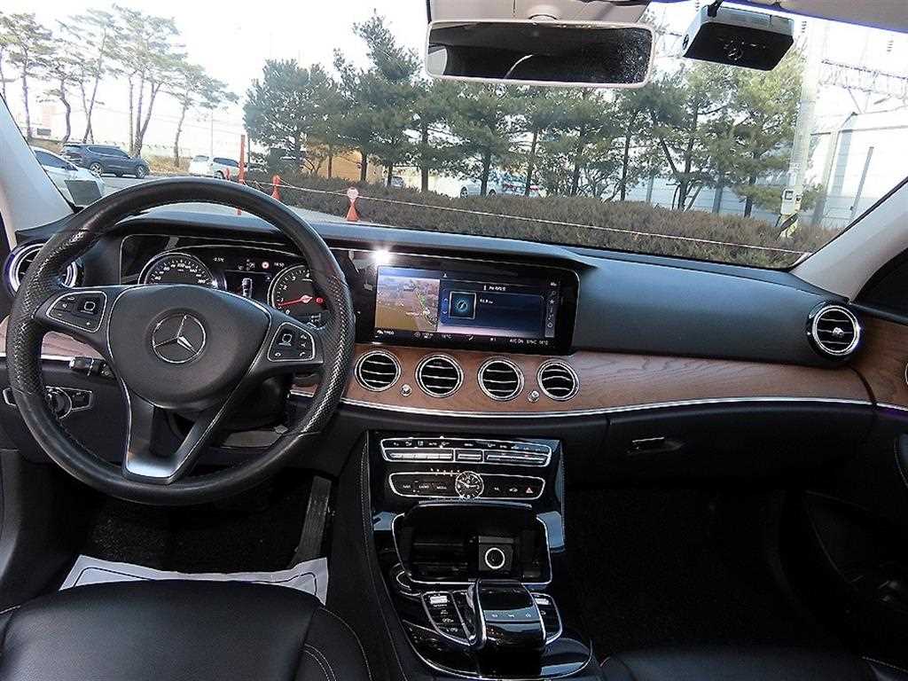 Mercedes Benz E class - Vista 7