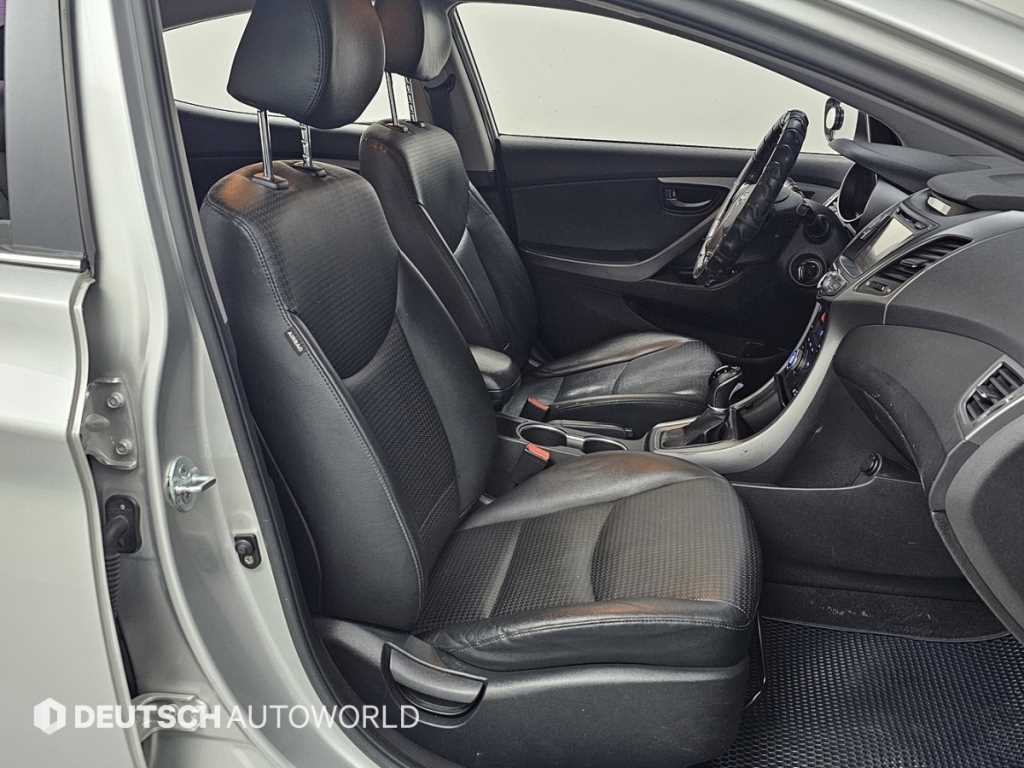 HYUNDAI Avante - Vista 10