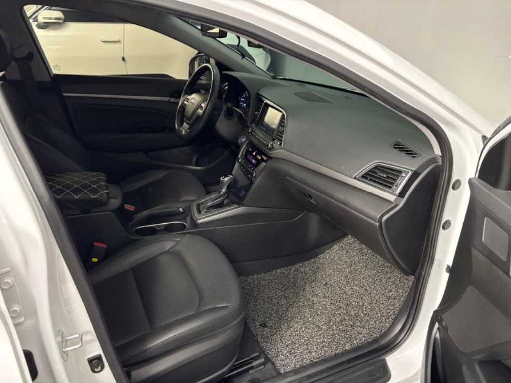 HYUNDAI Avante - Vista 9