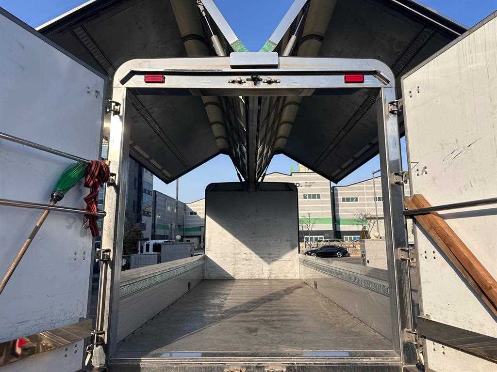 medium and large cargo truck - Vista 12