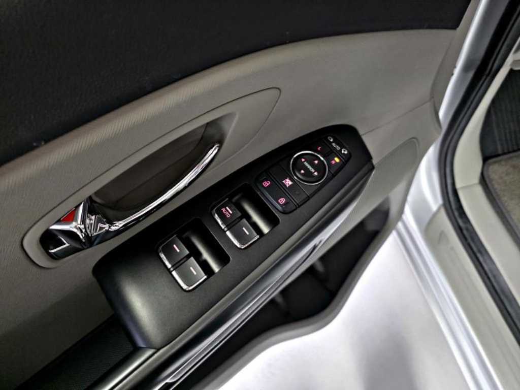 KIA Carnival - Vista 12