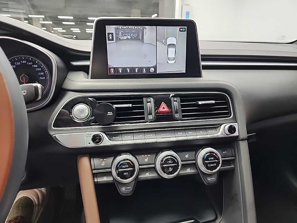 Genesis G70 - Vista 10