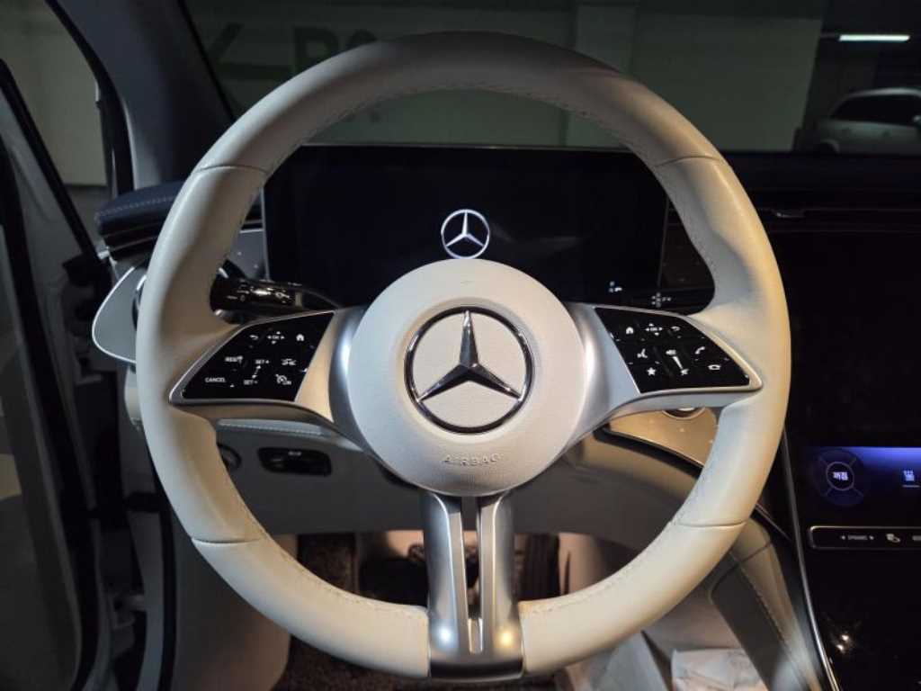 Mercedes Benz EQE - Vista 5