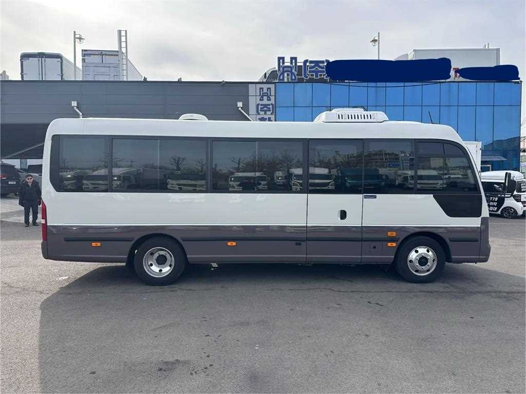 medium and large bus Hyundai bus - Vista 7