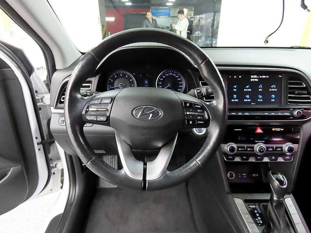 HYUNDAI Avante - Vista 9