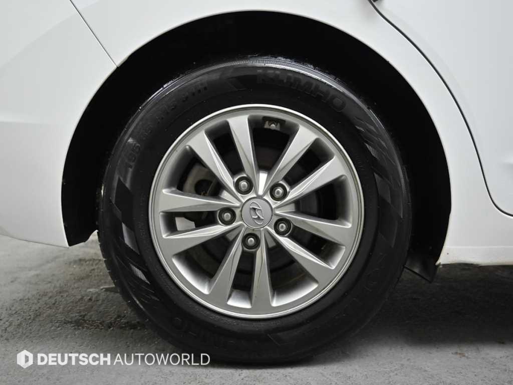 HYUNDAI Avante - Vista 5