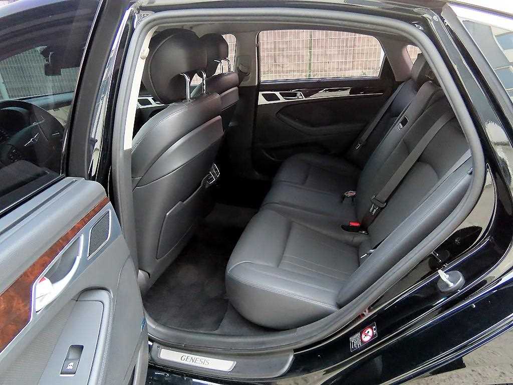 HYUNDAI Genesis - Vista 6