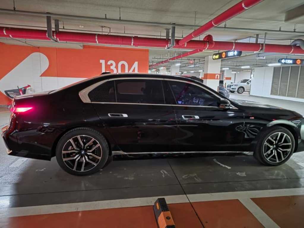 BMW 7 Series - Vista 5