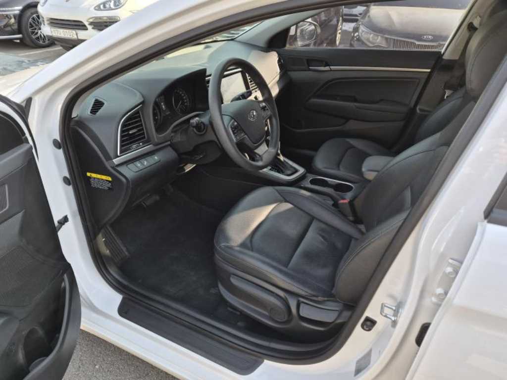 HYUNDAI Avante - Vista 5