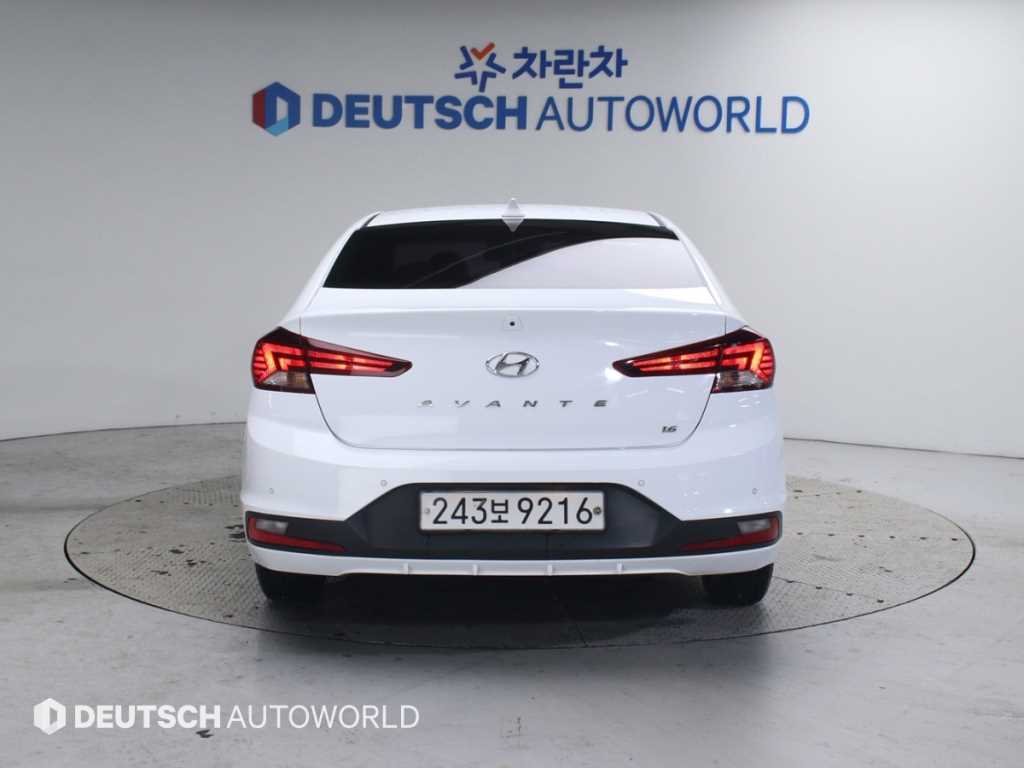 HYUNDAI Avante - Vista 4