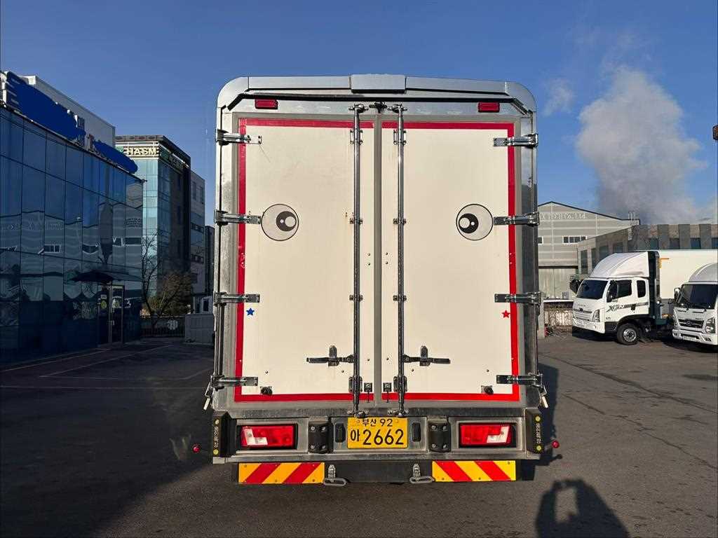 medium and large cargo truck - Vista 4